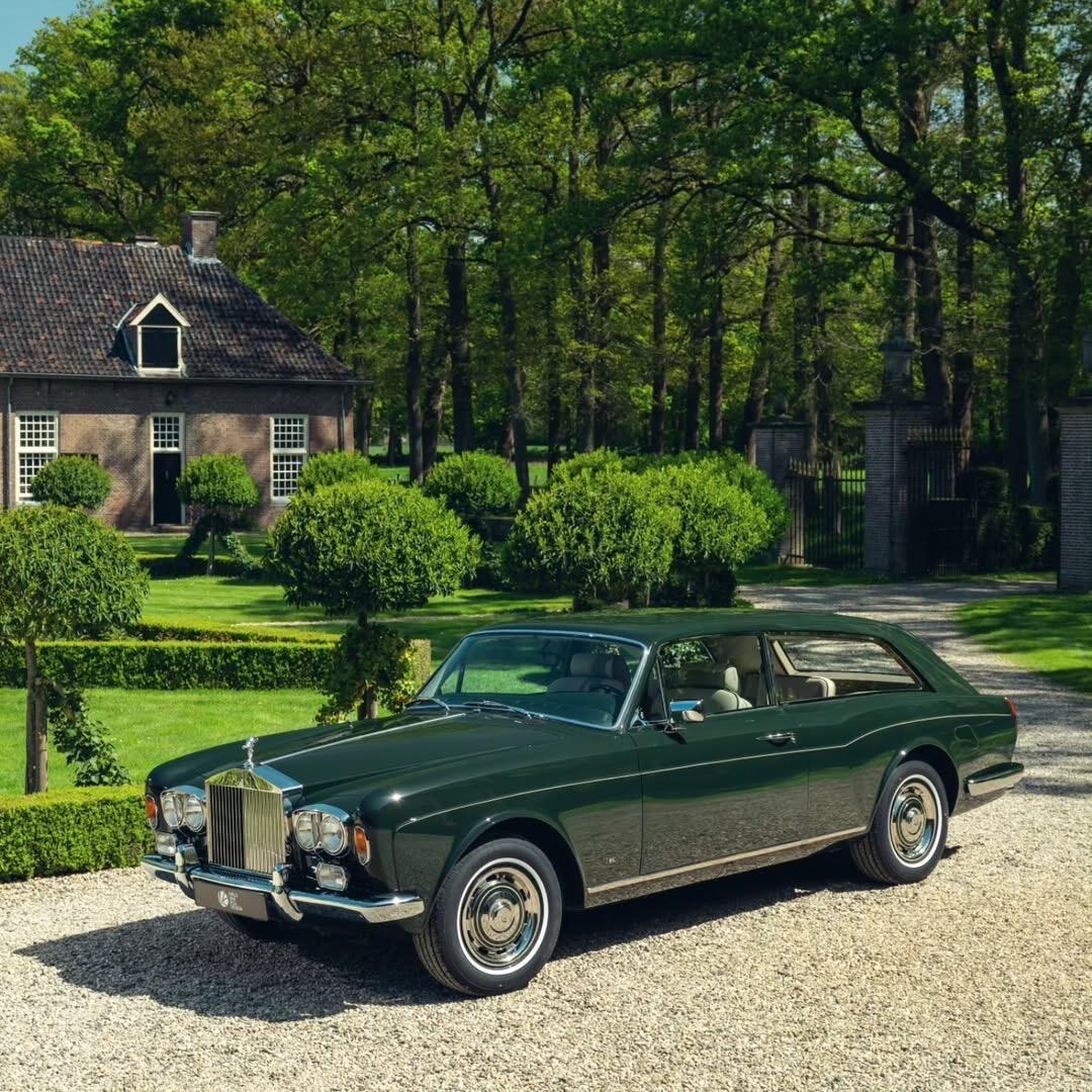 劳斯莱斯银影在80年代几乎都是手工打造，每一台车的内饰配置都可以定制，可以说没有