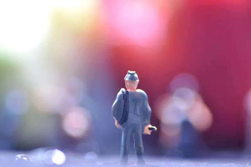 对付小人最高的境界，绝不是翻脸。生活中，小人无处不在，背后搬弄是非、暗中使绊子。