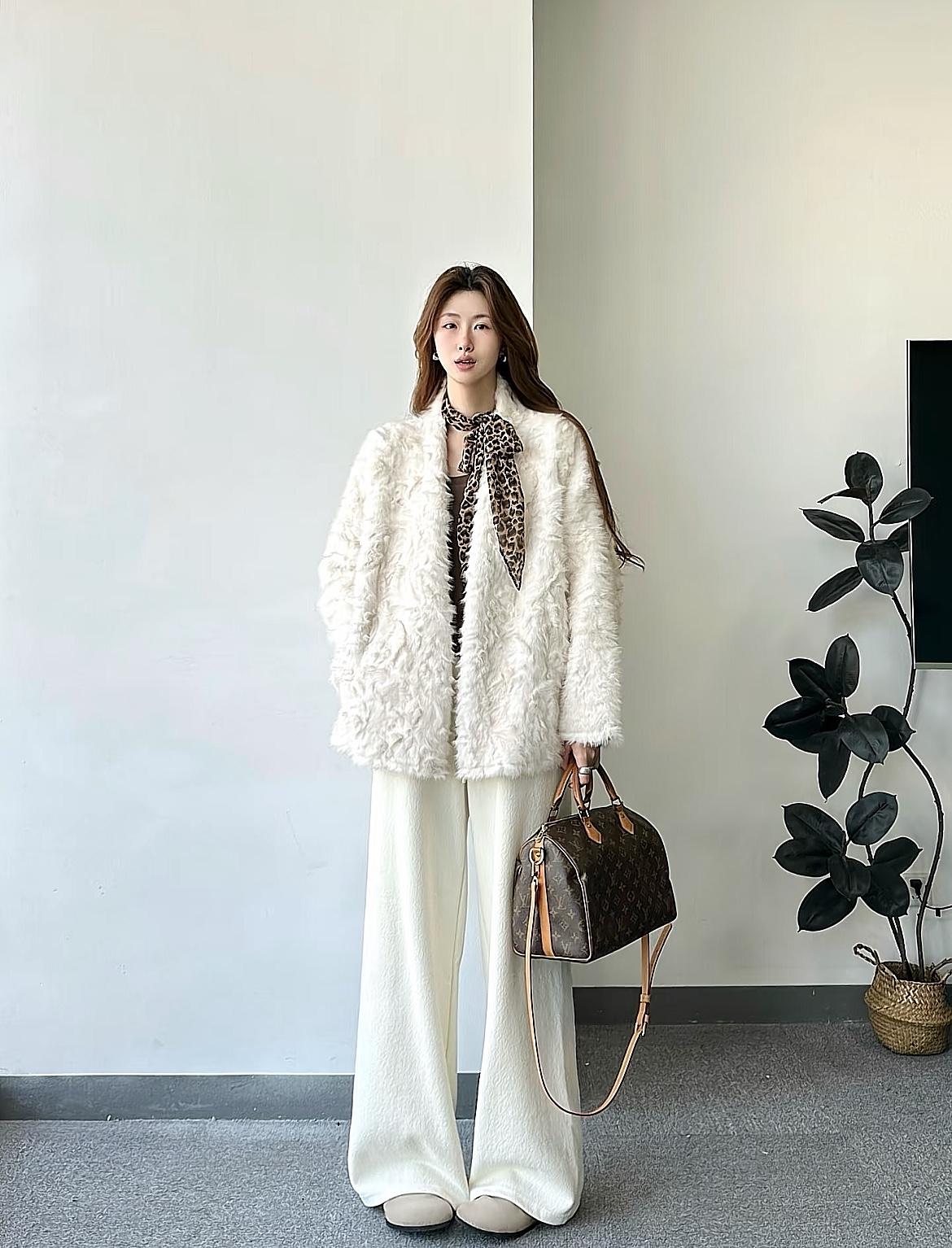 你们不觉得奇怪吗？现在99%的女人，一到冬天，几乎不再，穿板板正正修身的衣服了