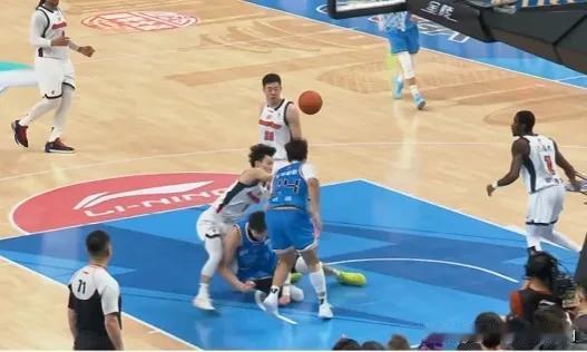 广东队搬起石头砸自己的脚，萨姆纳是造成徐杰受伤根本原因。第二节北汽队拿到后场篮