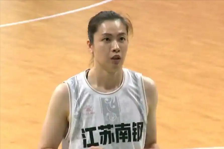现在中国女篮教练有这么厉害！既当教练又当球员的陈晓佳还能打出这样的数据，网友呼吁
