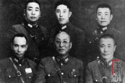 1959年，患了痔疮的国军中将刘嘉树半夜去上厕所，却发现身后有一个白衣女子，蹲下