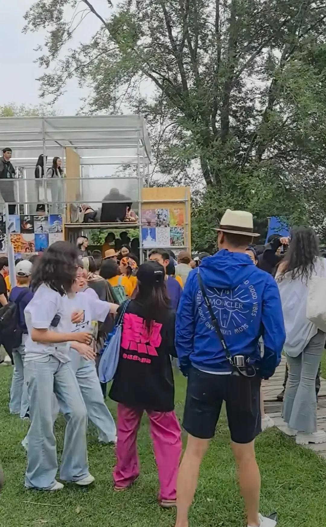 阿那亚戏剧节遇见周杰了，他这是老天爷赏饭吃！54岁的他身材笔挺，腰不弯背不驼，