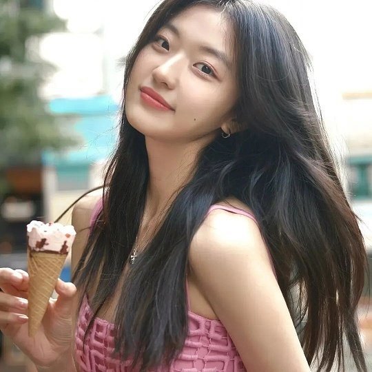 孙千的“大生意人”状态自带强大气场与专业质感，让人一眼沉沦。她身着剪裁利落的西装