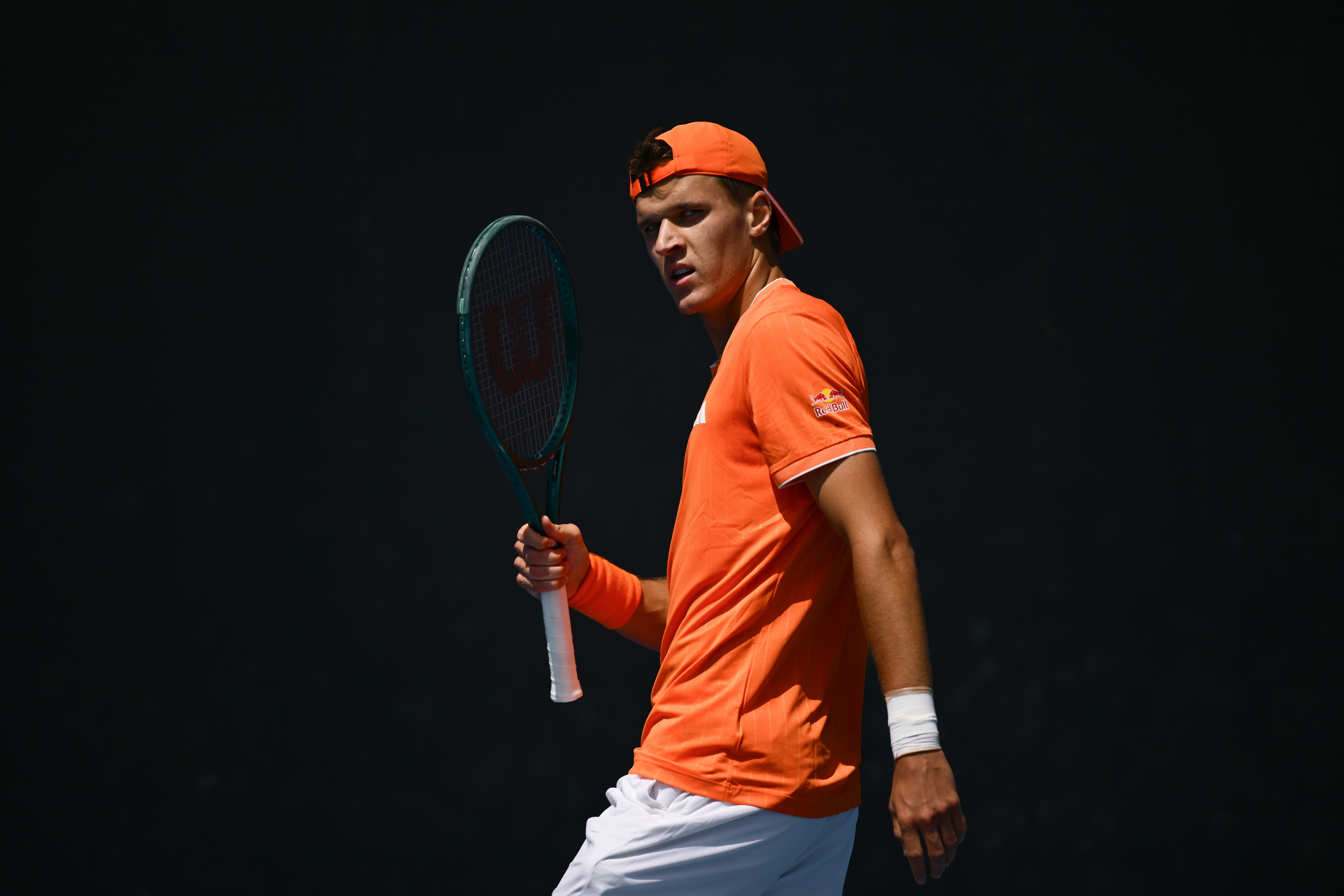 门希克退赛德约晋级八强16号种子门希克宣布因腹部肌肉受伤，遗憾退出澳网男单第四