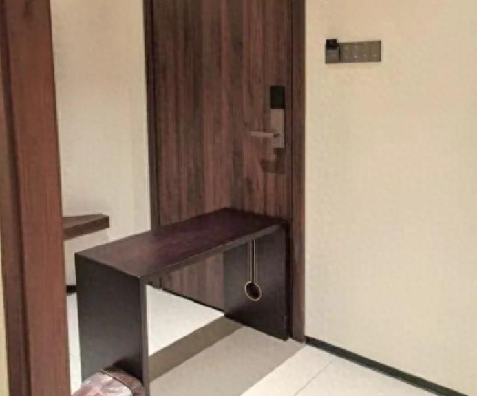 福建福州，女子跟丈夫去宾馆开房，当时正一丝不挂的洗澡，房门突然被打开了，女子感觉