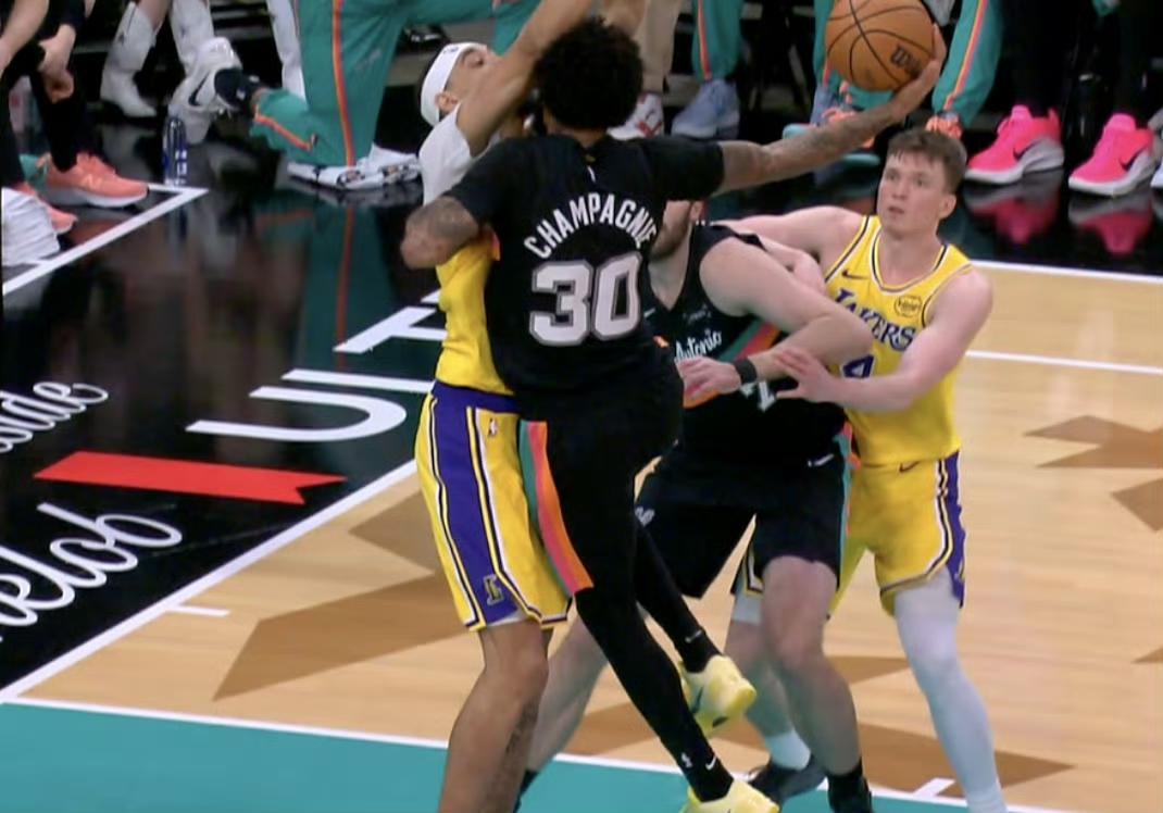 克内克特迷失之夜引热议！湖人新星克内克特在2026年1月8日对阵马刺的比赛中，