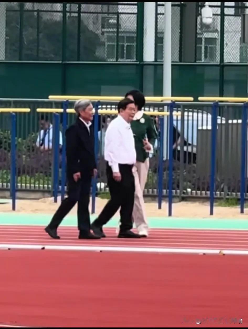 看到这两位老人，真的太感动了。最近，曹德旺约王树国校长去福建福耀科技大学操场散步
