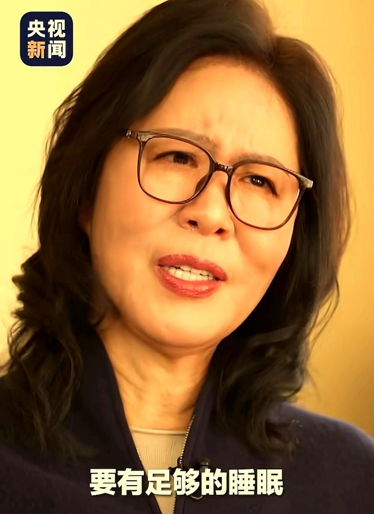 郎平终于变“丑”了。不是颜值崩塌，是那股绷了四十年的劲，彻底松了下来。镜头扫