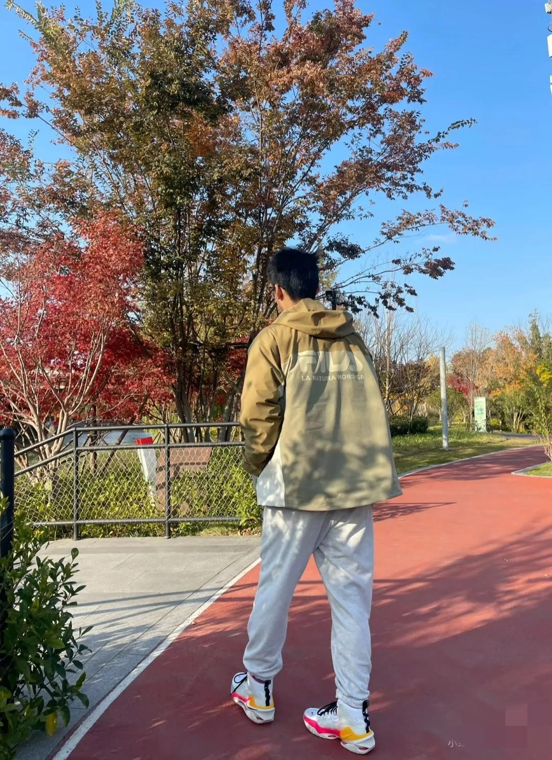 我是在39岁那年，生的儿子。我家少年，已经14周岁了，身高一米八五。当初怀他