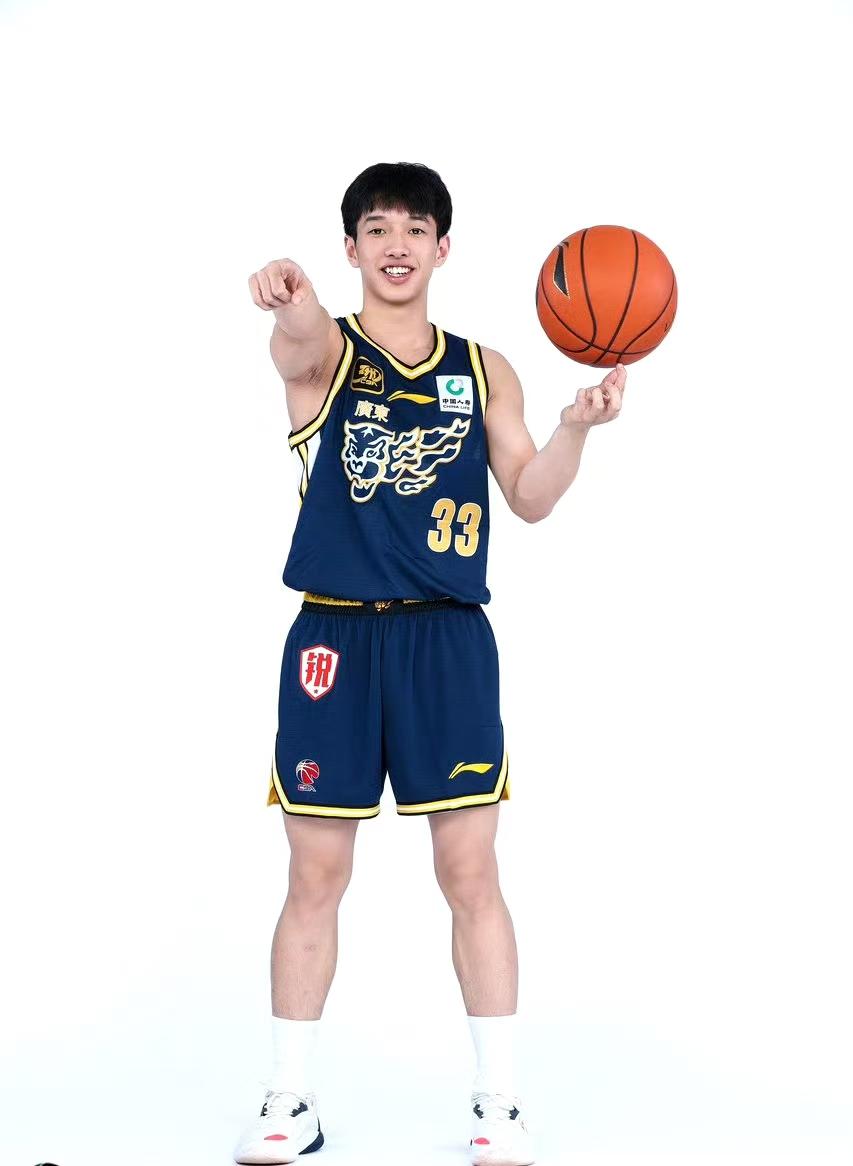 广东U21大比分领先险被逆转，全队三分手感不佳，杨溢末节救主，一锋线小将17分