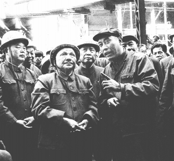 邓小平身后，左右两位可不简单。他们是一文一武，拱卫左右。左边是武，开国少将李德
