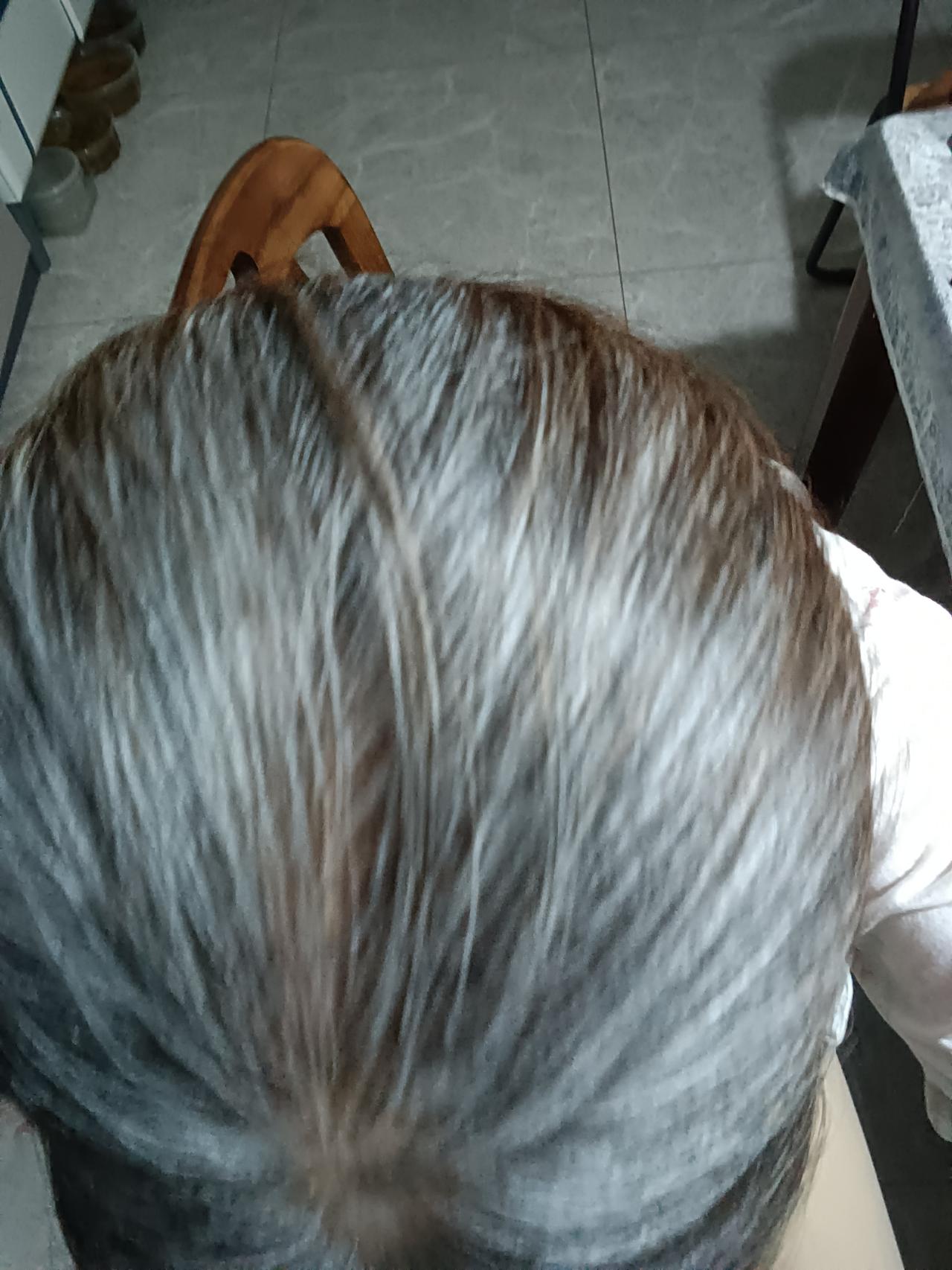 因为有较多的白发，前几年我是经常会染发的，差不多两个月染一次。最近半年，我没再