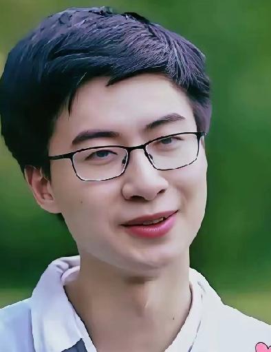 庞众望这事，算是把人性的现实扒得明明白白。分手半月，女方删光照片，大批网友就冲