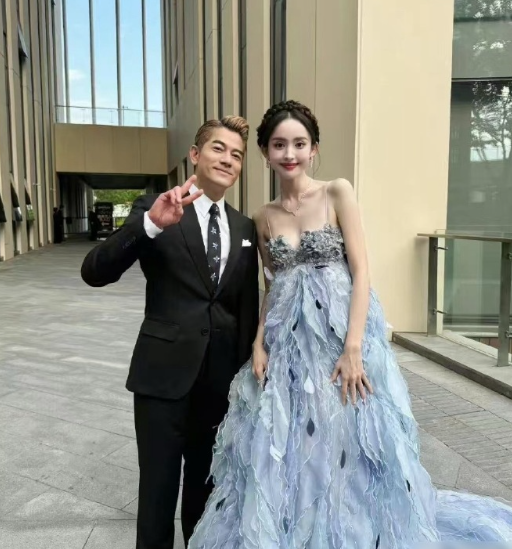 郭富城站在古力娜扎面前，还是蛮娇小的​​​