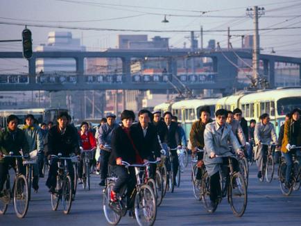 今天的中国这么强大，其实是很反常的，按理说，中国应该比现在更穷、更落后、更弱才对