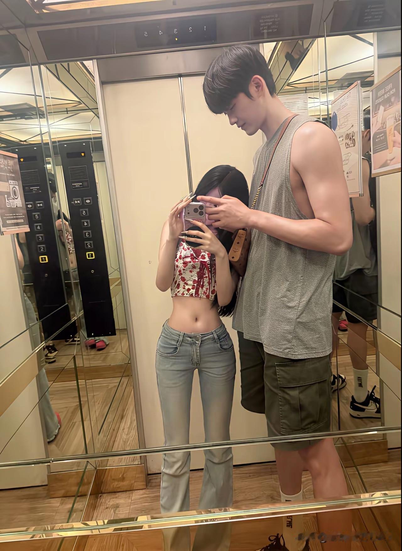 这个身高差太萌了，两个人身材都不错，如果男孩有180厘米，女孩也就150厘米吧，