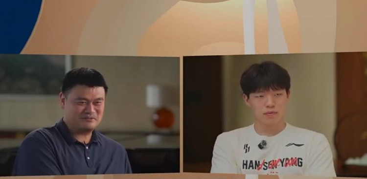 杨瀚森和姚明比知名度差距在哪里？骑士记者说出了心里话最近前骑士跟队记者鲍仁君在直播间和网友互动时谈到