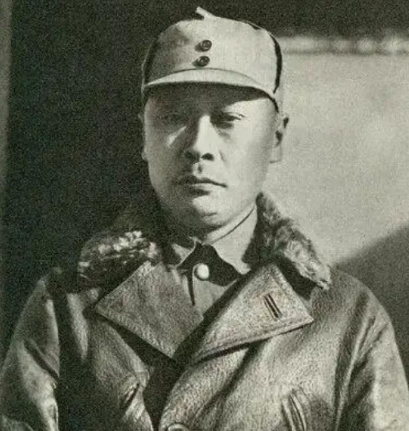 1938年，新四军司令陈世俊去买烟。结账的时候，他不经意看了一眼看店老头的手腕，