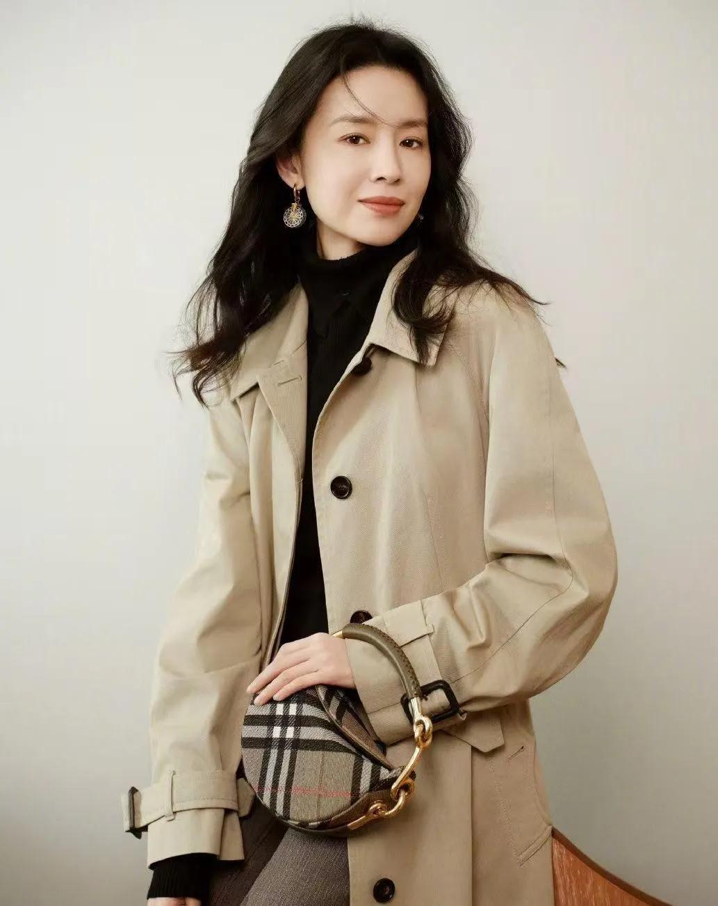 抄作业！董洁的初春公式太绝了👌卡其风衣+黑打底+阔腿裤，万年经典的三色组合。