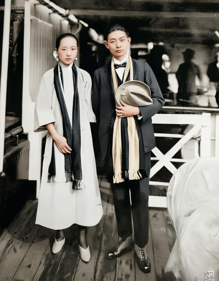 远洋客轮的甲板上，这位身着西装大衣、手拿礼帽的青年，正是25岁的京剧泰斗梅兰芳，