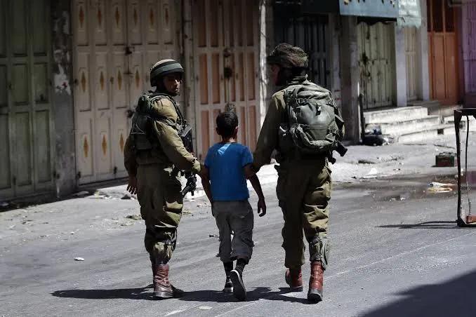 以色列对巴勒斯坦未成年人的军事迫害仍在继续，至少350名儿童仍被关押——自2