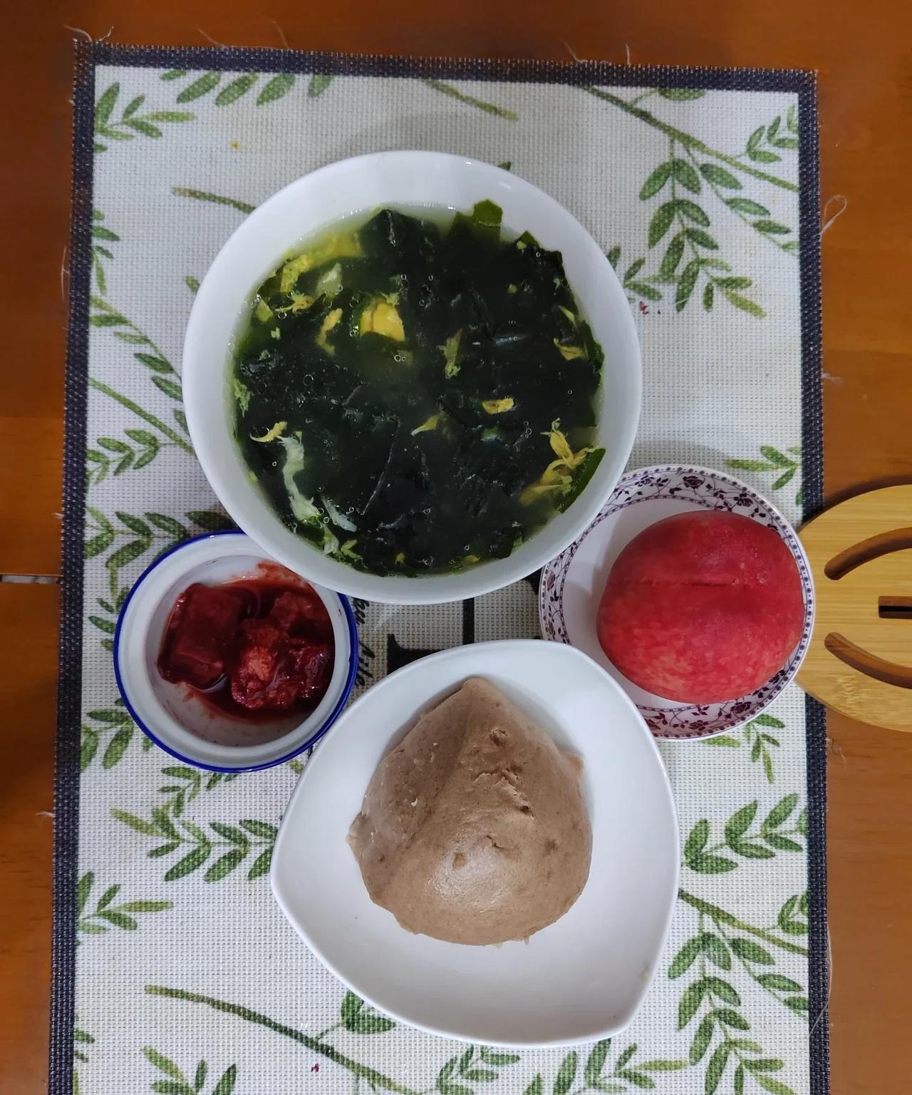 早起，这座美丽的小岛，就淅淅沥沥地下起了小雨，雨雾蒙蒙，大海也成一片汪洋……这