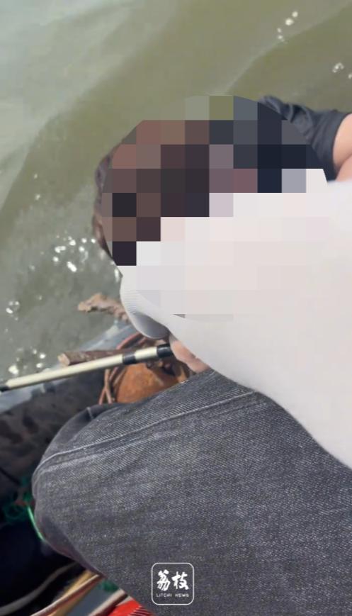 离谱！6月24日大河网报道，天津，男子钓鱼时救上来一名落水女孩，没想到，女孩的父