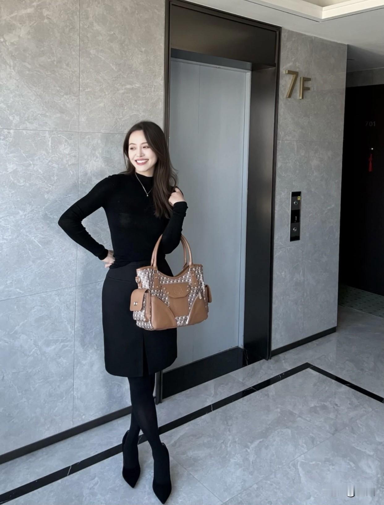 新入职场女性如何选择高跟鞋颜色方面，黑色、裸色百搭，适合多种场合。