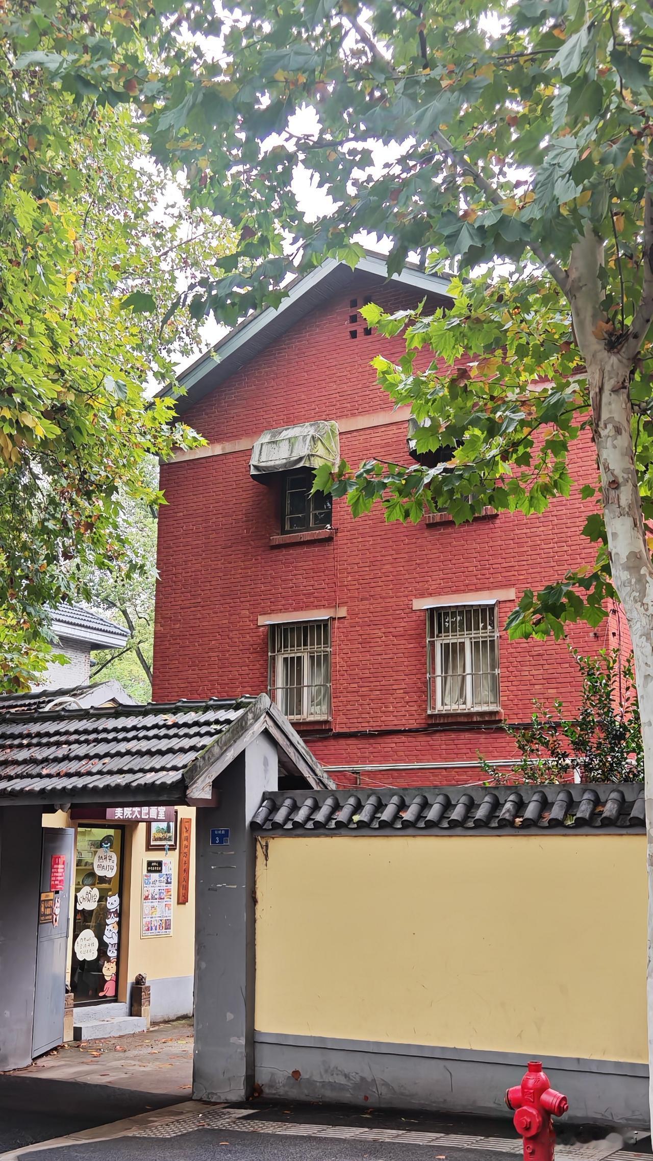 还是动了在杭州买房的心思，虽然我只有一个女儿。就因为只有一个女儿，我不能让我的