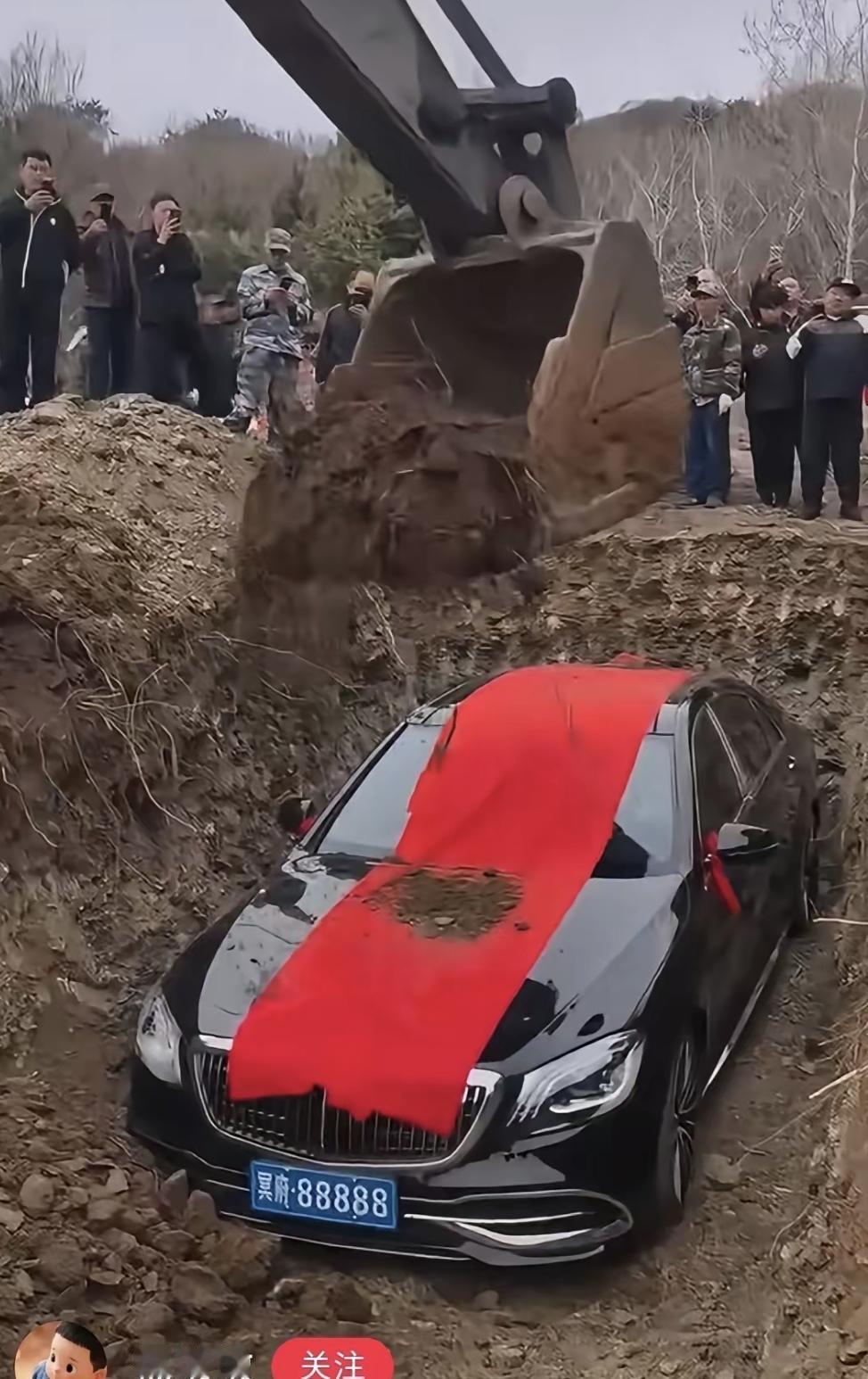 4月9号辽阳瓦子沟村，金某把他爸刚走就买的新奔驰S450L，连牌带车一起埋进了自