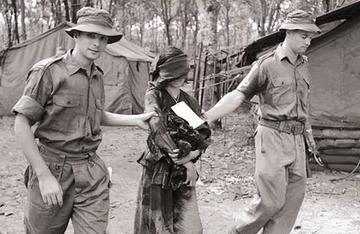 1965年，美越战争中，一位美女游击队队长被美国大兵俘虏了，当天就被偷偷注射了空