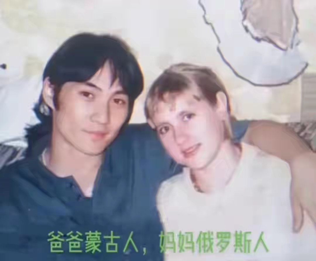 娜然的妈妈长得挺甜美的，她爸爸也是个靓仔。娜然长得不太像爸爸也不像妈妈