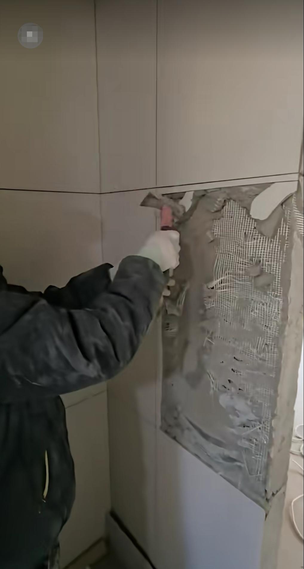 当贴了几天的瓷砖被人碰破，房东又想让师傅免费更换时，有些师傅会无奈感慨：“宁可贴