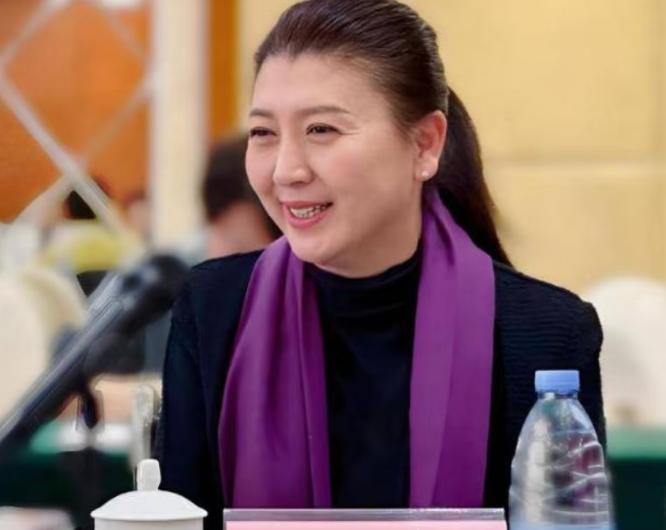 果然事出有因必有妖！我就说，闫某晶现在怎么这么“能作”，原来她的低情商已经不是