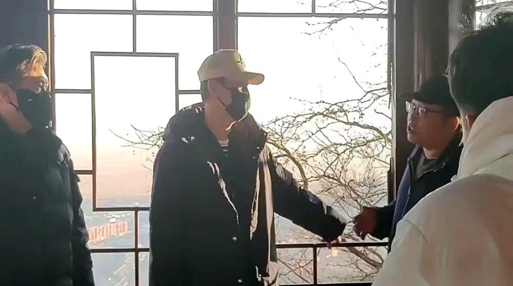 有些男人，垮掉，真的就是一瞬间的事。刷到辛柏青那张照片，扶着栏杆，整个后背都是