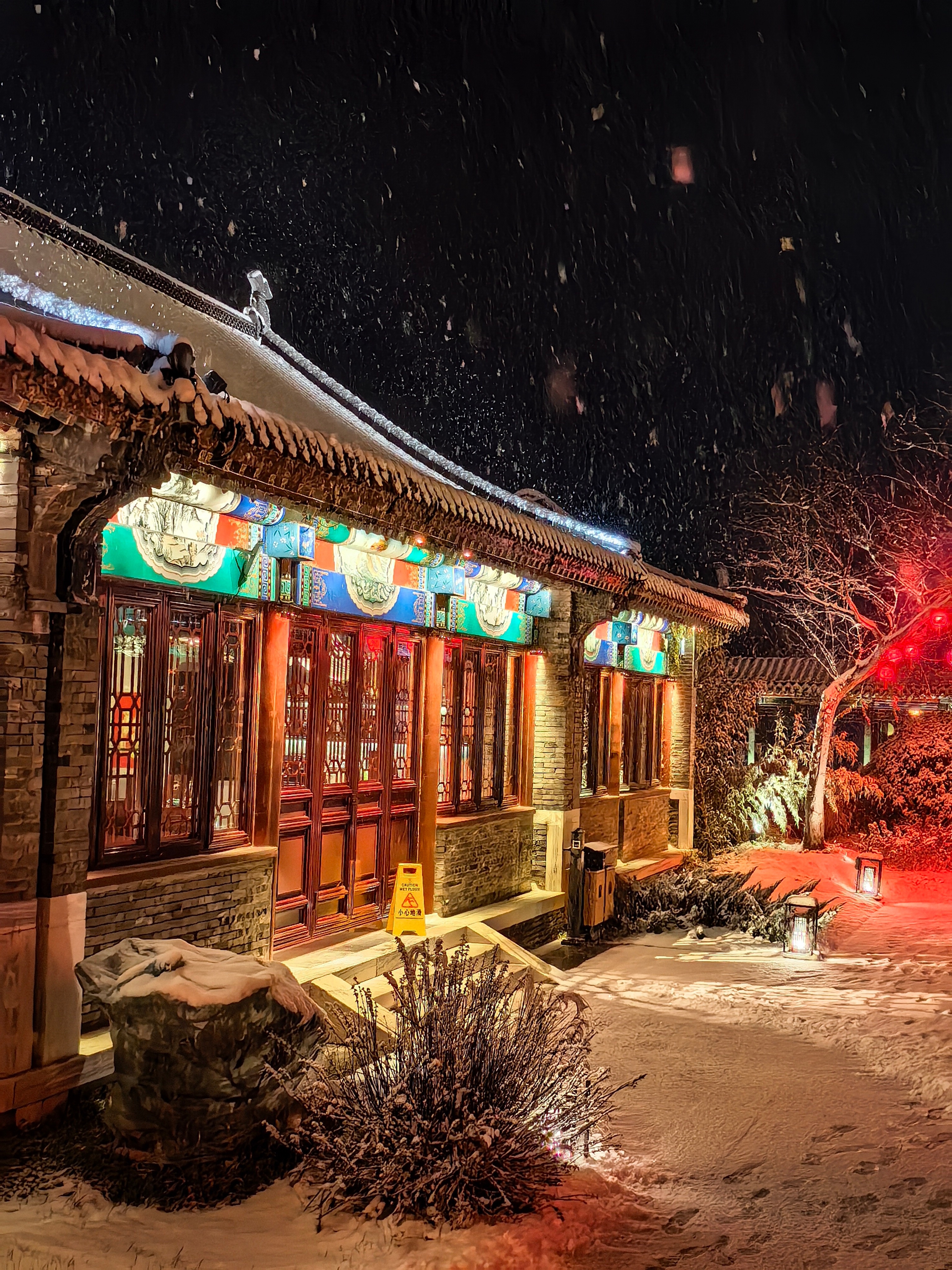 来淄博赶上了一场大雪据说要连续下到明天晚上不知道会不会影响明天的拍摄不过我坚信：