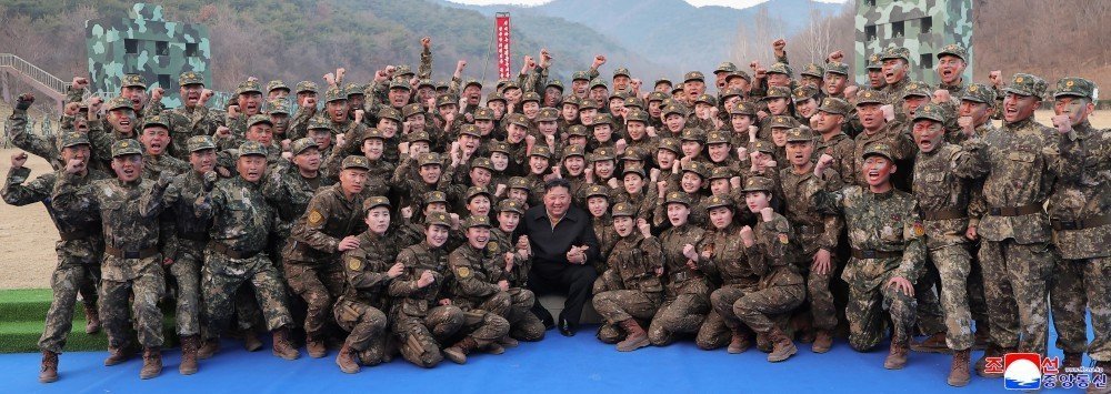 金同志到朝鲜人民军总参谋部作战局直属特种作战训练基地了解各级特战部队训练情况。海