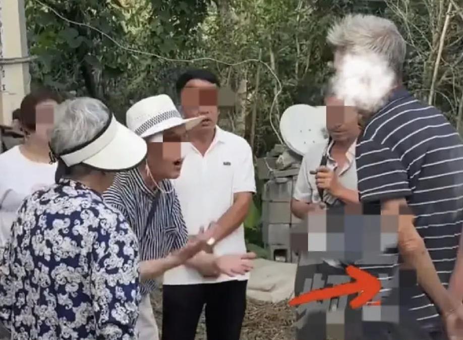 贵州80岁老太，只因回了一趟娘家，竟被老伴暴打，牙都被打掉一颗，老太痛哭不止，谁