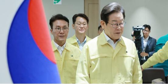 釜山基地迎来不速之客！李在明努力全白搭，半岛真没救了？ 李在明种种示好都没用