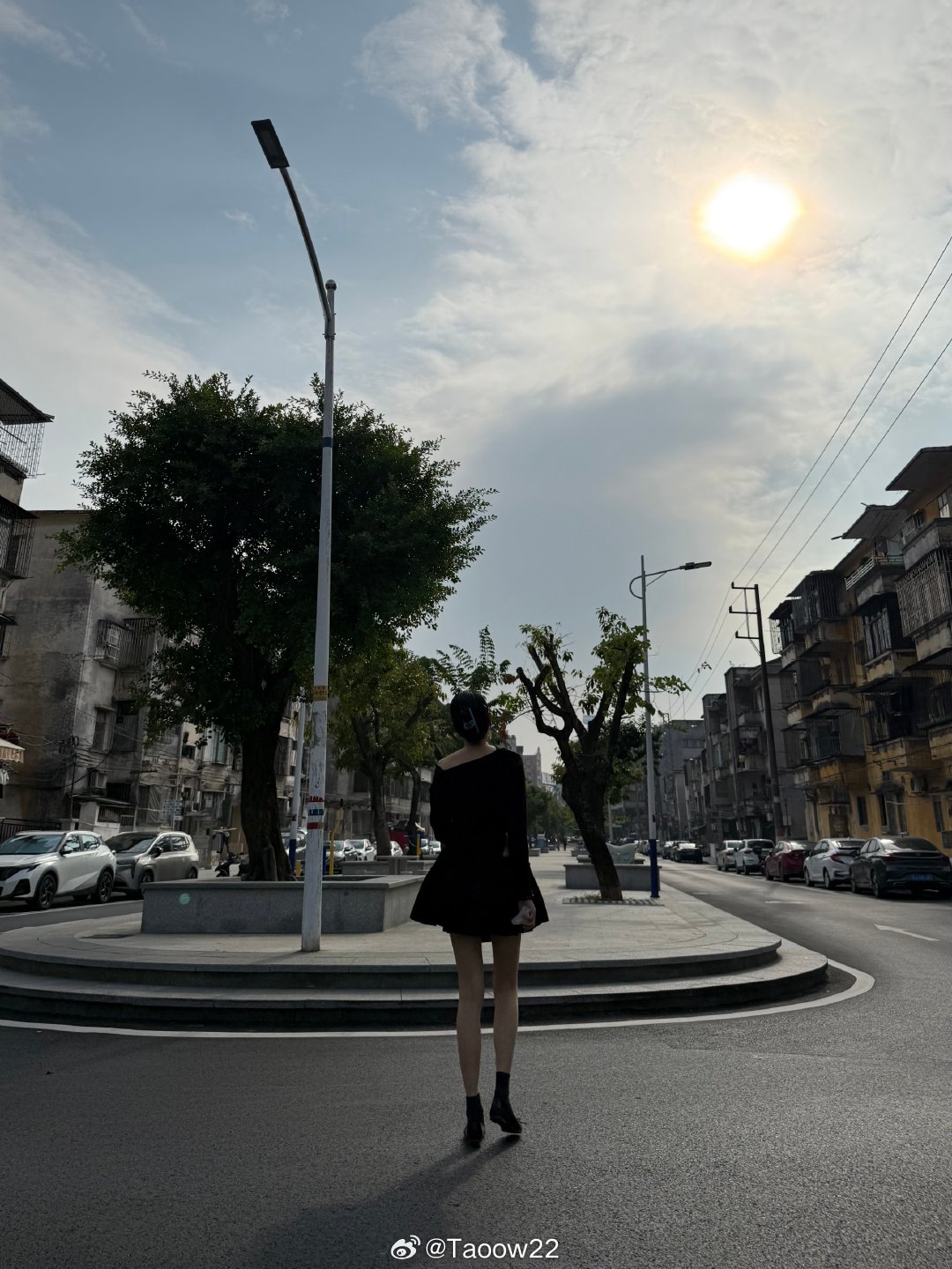 成为美女只需两步：第一步：把头发全梳起来第二步：不拍脸​​​