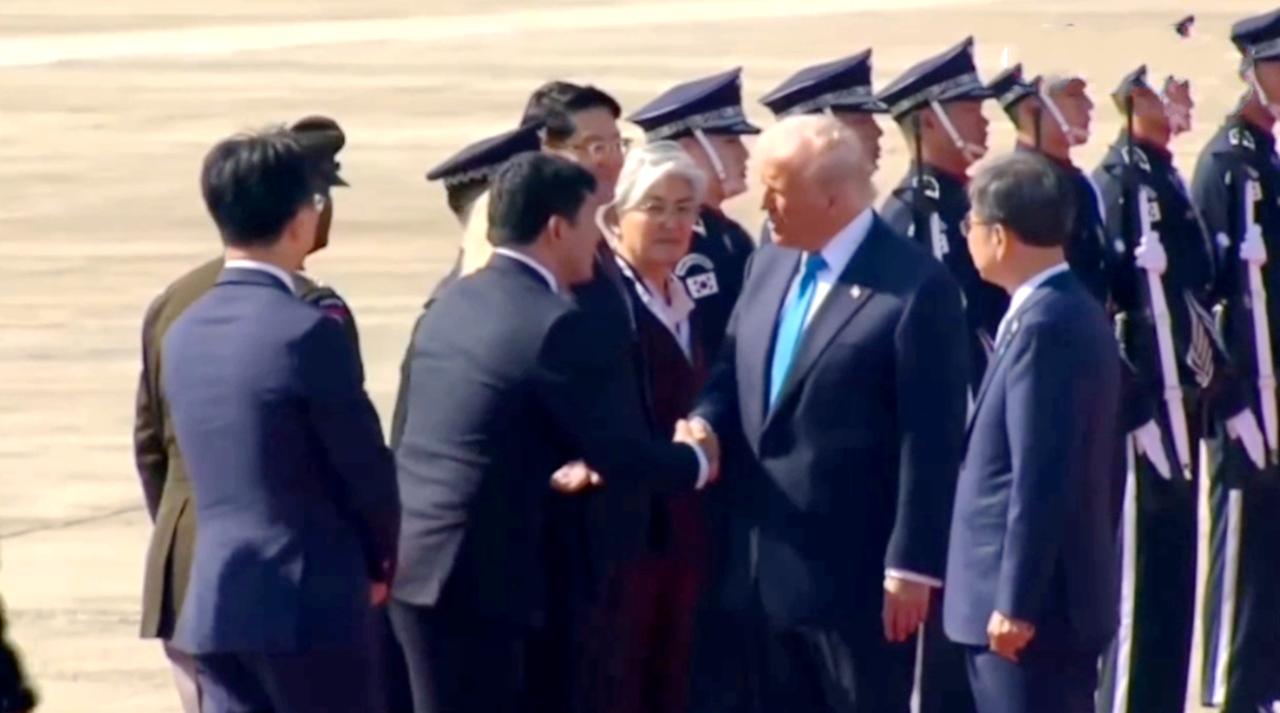 美总统抵达韩国机场，韩方铺的红毯也太短了吧！10月29日美总统乘坐专机到了韩国，