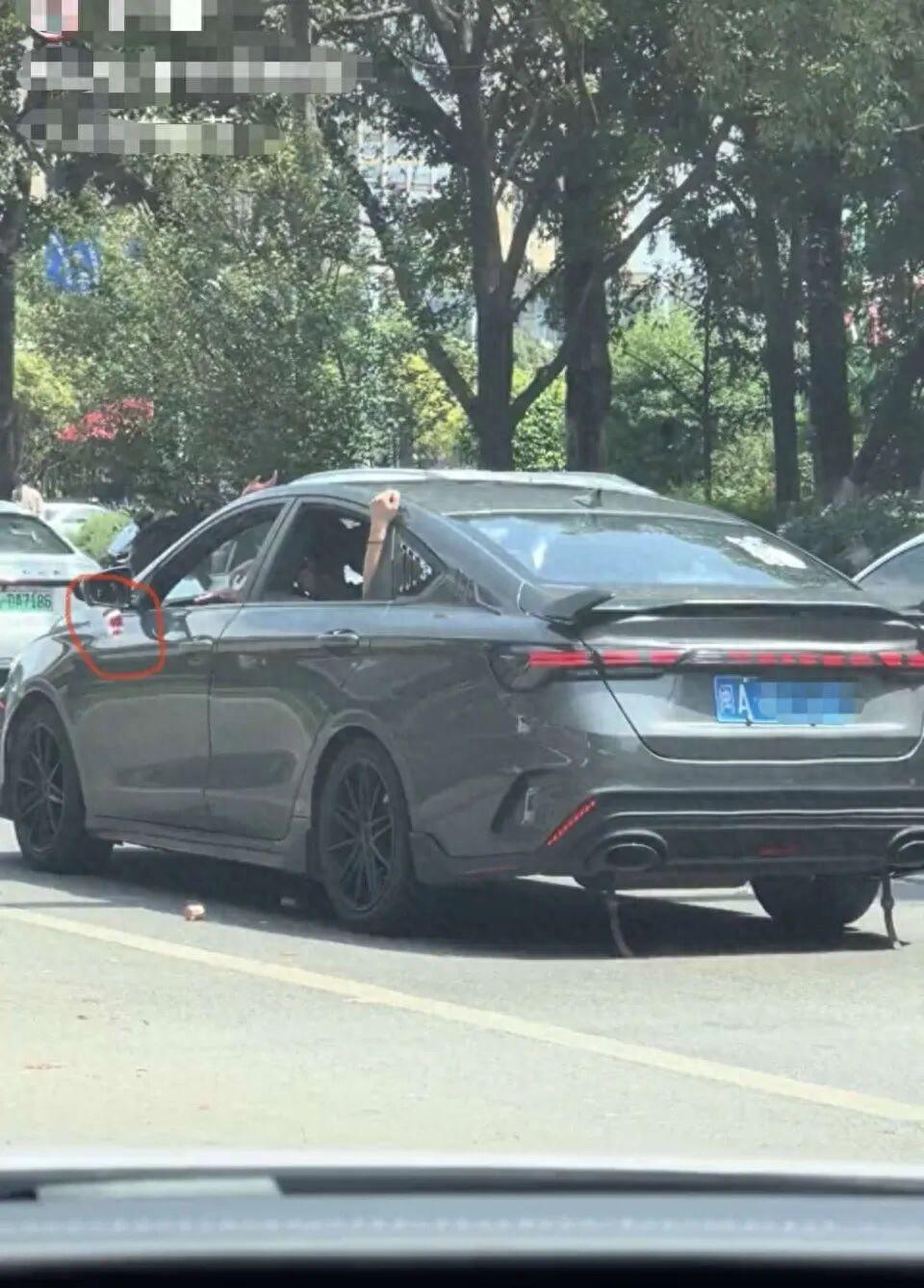 “丢了一路，真的看不下去了！”昆明一条大马路上，一辆闽A牌照灰色轿车往前开，驾驶