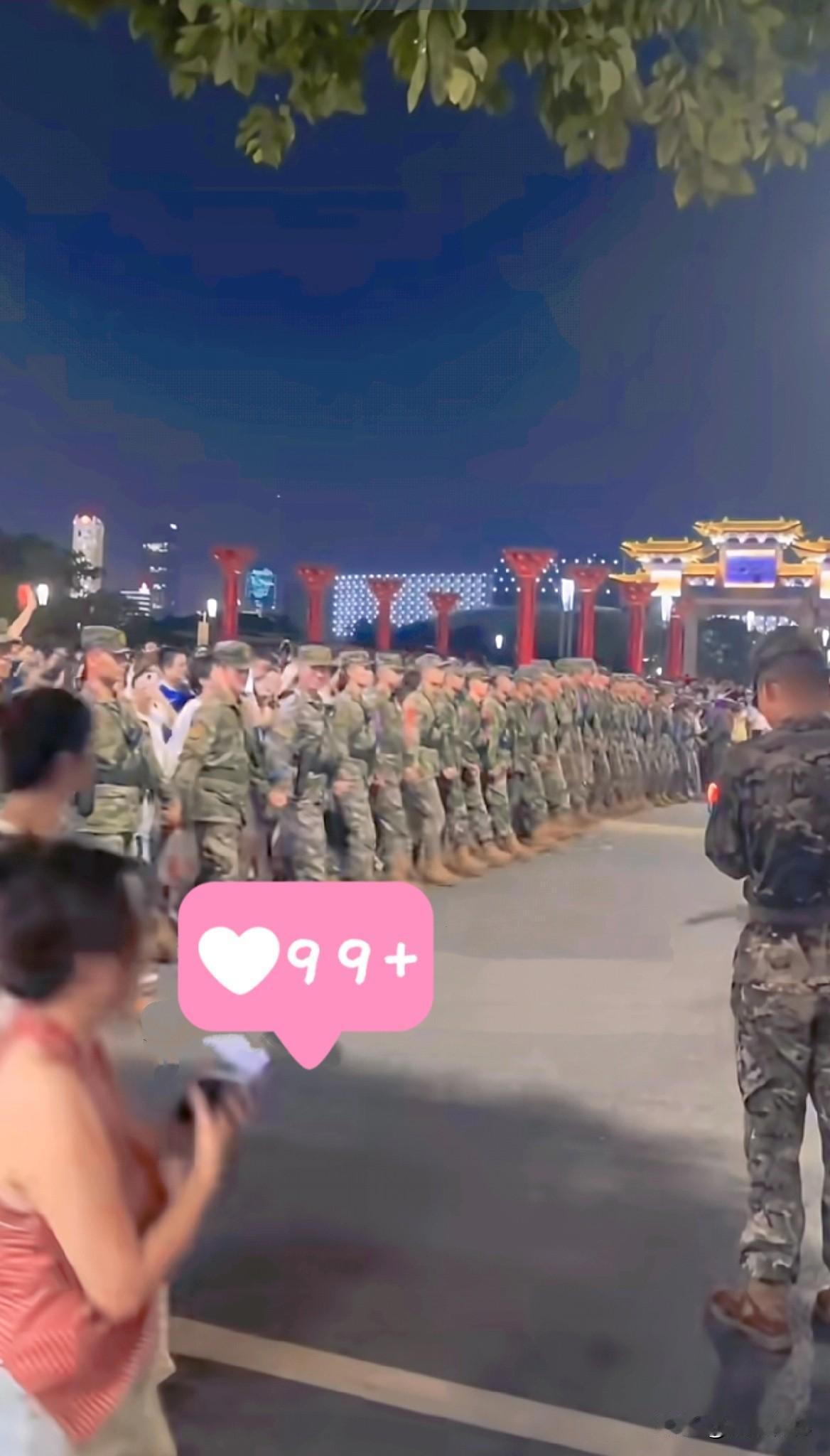 南昌烟花秀3小时122万游客，人民子弟兵组人墙引导有序退场，全场0踩踏0事故！