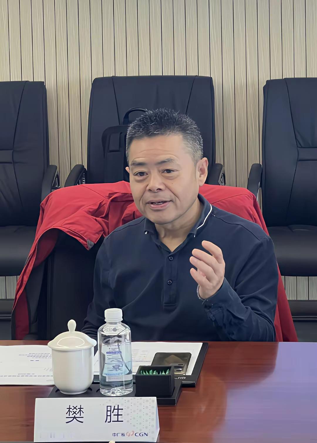 这俩人的脸，这么对比一下，网友觉得，似乎没有验DNA的必要了吧？