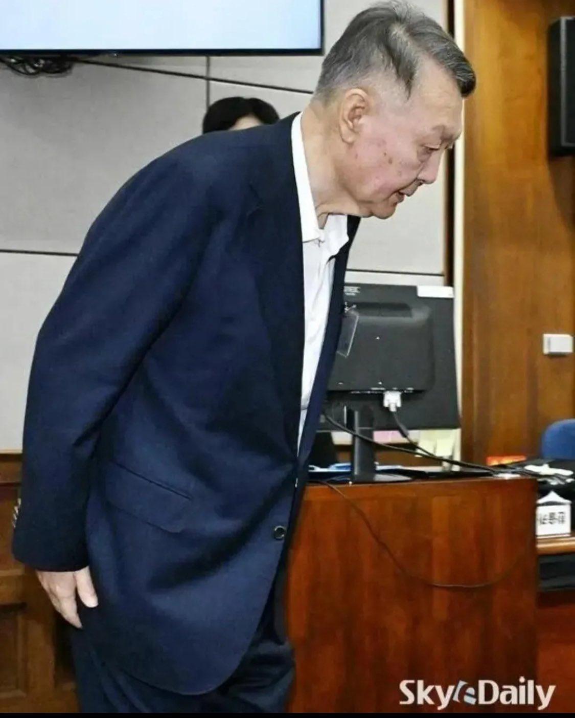 看看尹锡悦现在的模样，真是活该！曾经意气风发的韩国总统，如今却落得个形销骨立、老