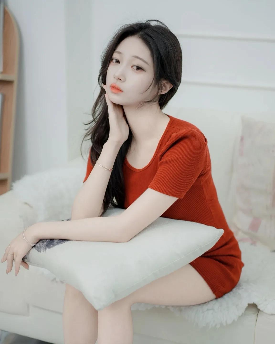 分享唯美的美照居家柔光红裙温柔瞬间美女的魅力能有多大？真正的美女到底长什么样