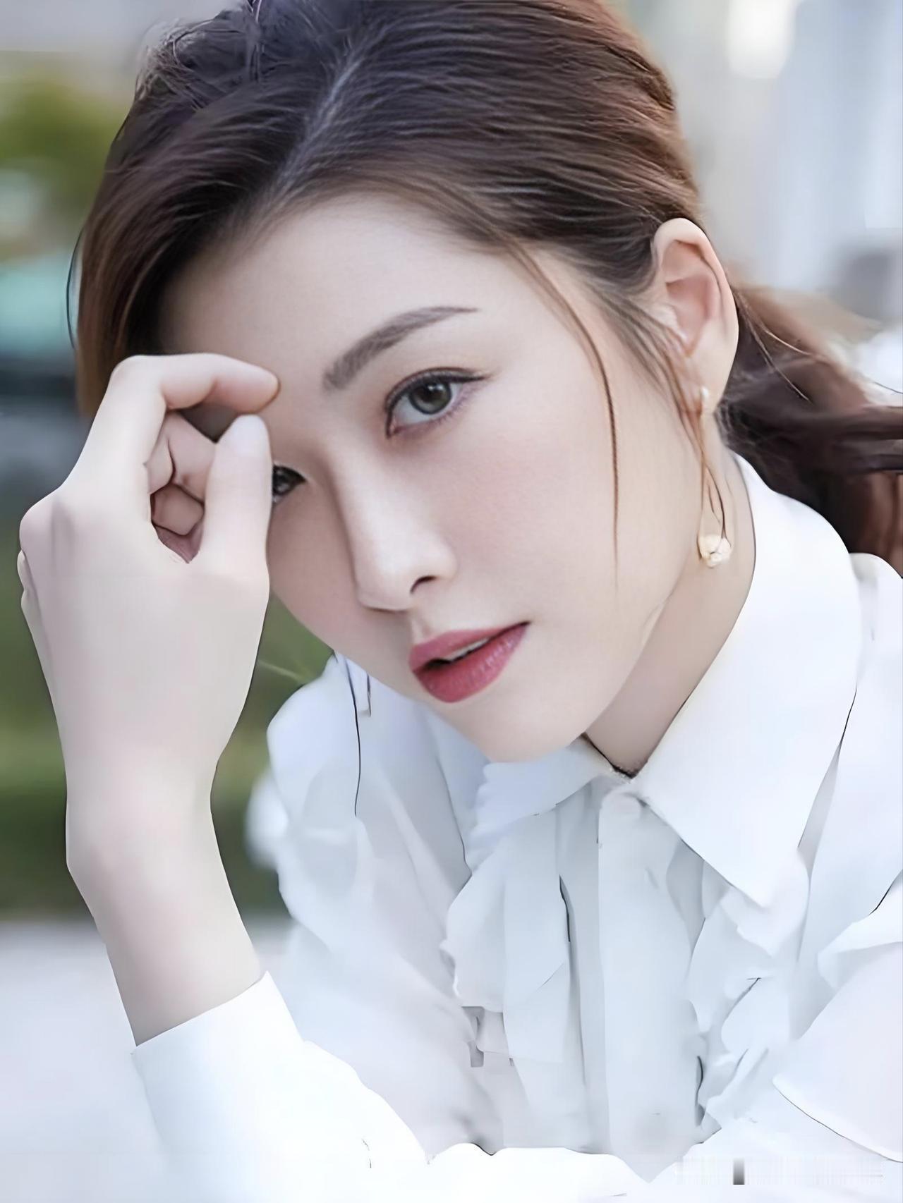周丽淇是辨识度十足的港风女星，从模特转型演员，塑造过多个经典荧幕角色，气质飒爽又