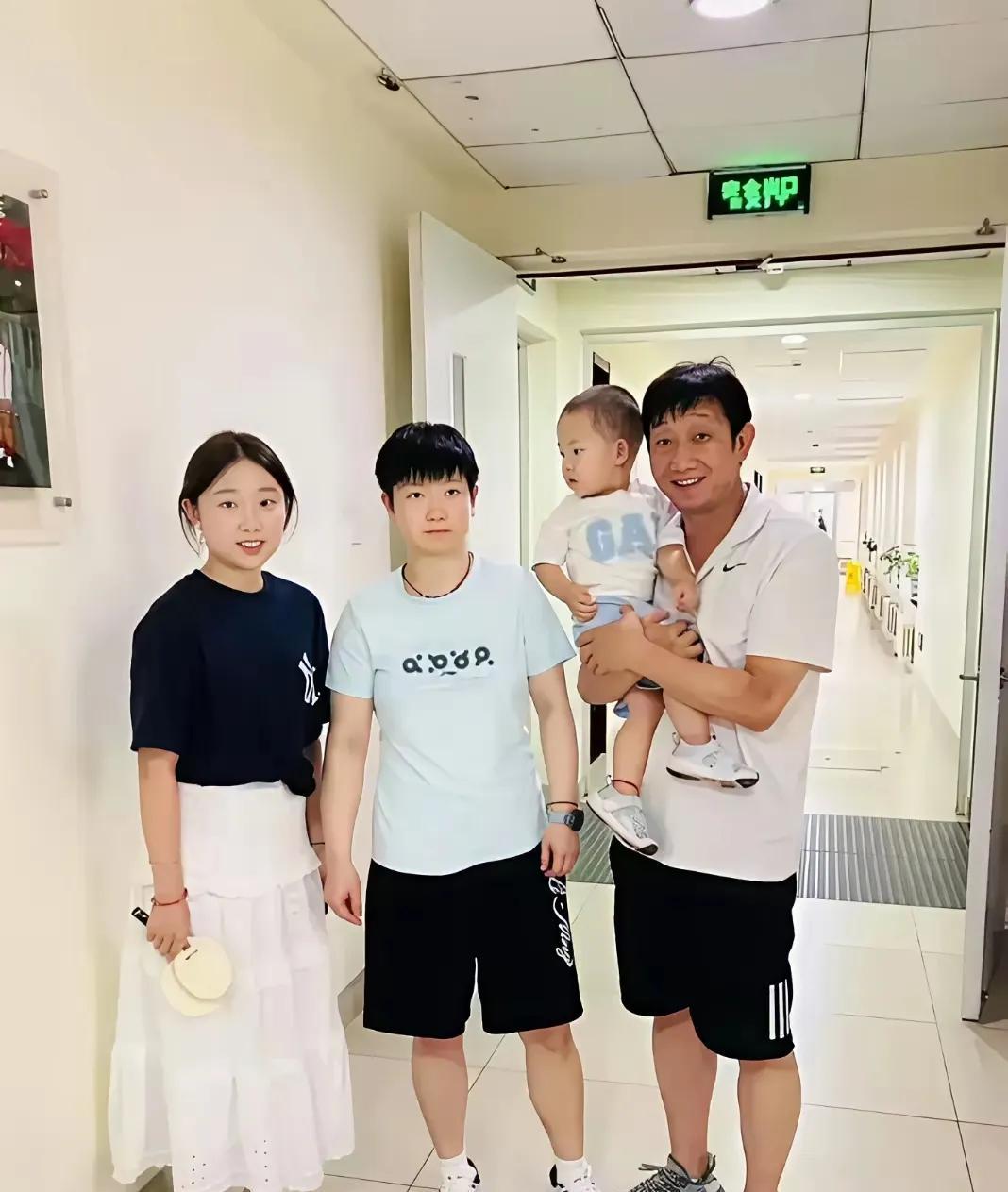 早上一起来就被这张照片刷屏了，这是昨天的莎莎，这一家三口真幸福，能和莎莎合照。