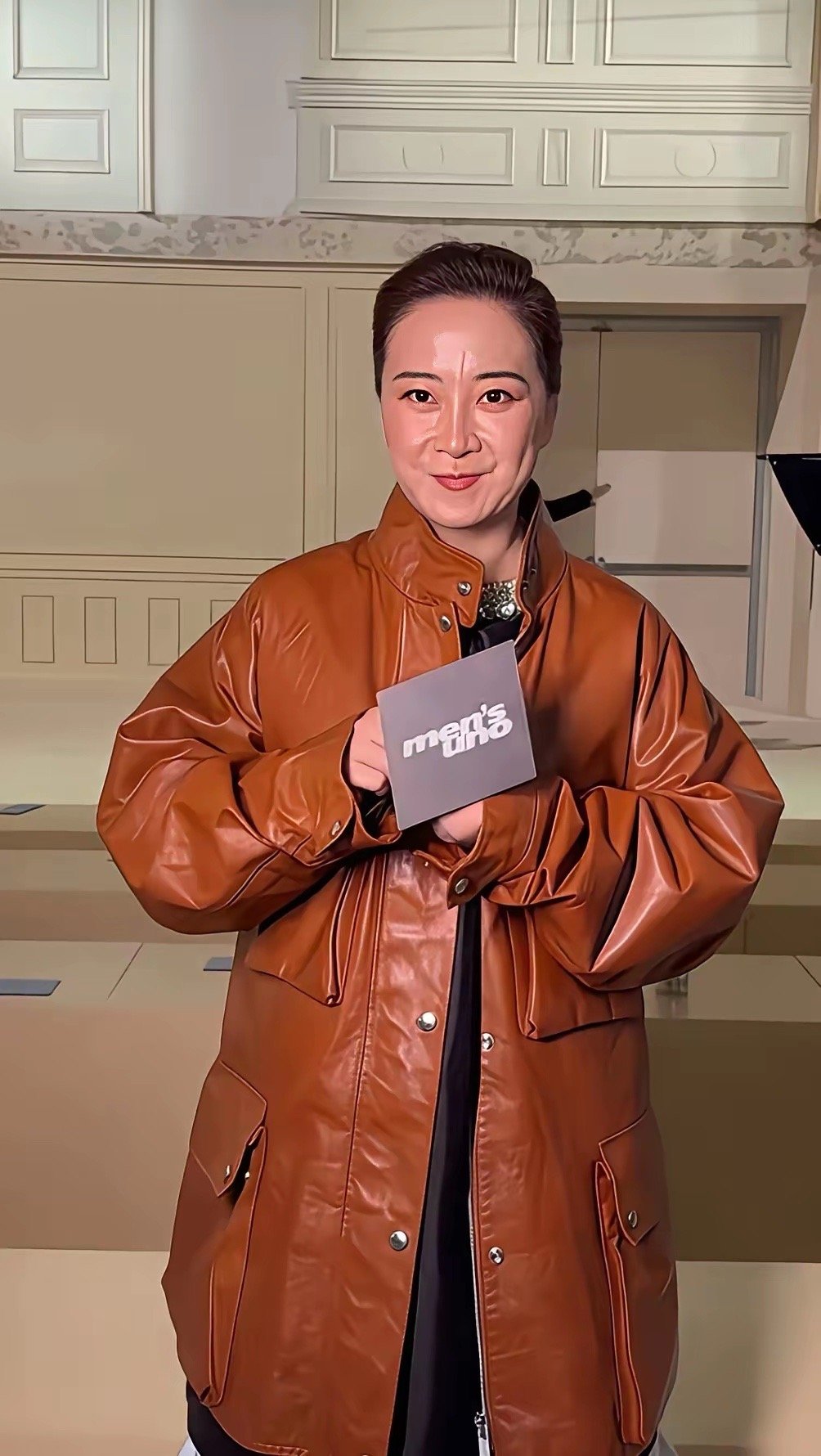 贾玲自从减肥暴瘦以后，整个人都不怎么像了，脸上那对标志性的酒窝都没有了。